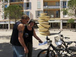 Kirsten og Kresten kigger på el-cykler. Skulptur der hedder Spiral fra 2007 i baggrunden.