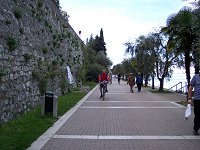 Strandpromenaden på vej til Garda
