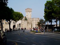 Borg i Sirmione. Kun biler med tilladelse kommer indenfor borgomrdet