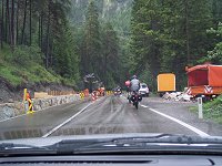 Cykelryttere og vejarbejde p bjerget