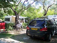Camilla og Kristians plads til venstre og Kirsten og Johns plads til hjre p Camping Karda Beach