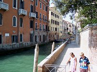 Louise og Kristoffer i Venedig - under gturen fra 'Zattere' mod Markuspladsen