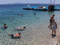 Snorkeldykning ved en strand under bdturen