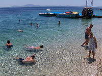 Snorkeldykning ved en strand under bdturen