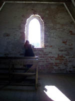 Hanne fotograferer fra trnet i Den tilsandede kirke, Skagen