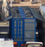 Lastbil fyldt op med fr i flere etager