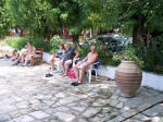 Ved poolen p Camping Vrachos Kastraki