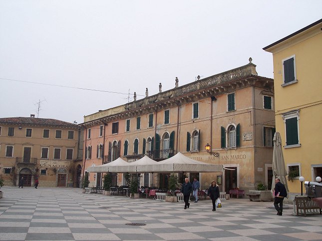 Torv i Lazise.