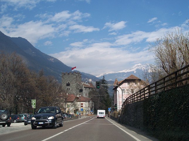 Italien kl. 15.11. Dejligt vejr, omkring 18 og folk sidder udenfor p fortovsrestauranterne.