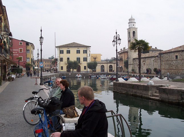 John, Kirsten og Kresten holder en pause ved havnen i Lazise.