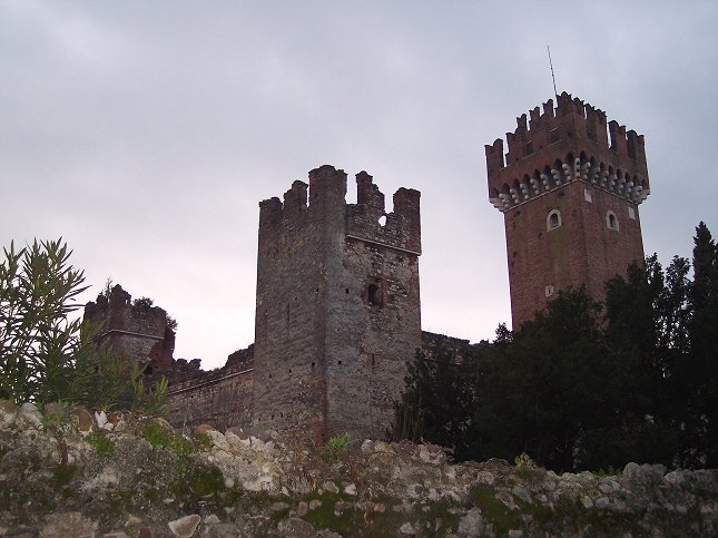 Et gammelt borgomrde i Lazise. Der er en mur omkring, og ved hjrnet af muren ligger der en god restaurant.