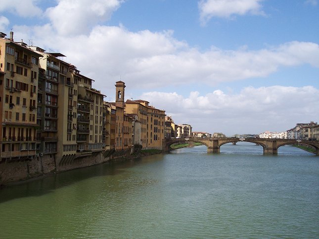 Udsigt fra broen 'Ponte Vecchio' i Firenze.