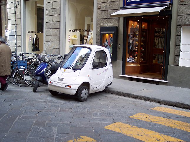 Lille el-bil i Firenze. Praktisk kretj i den ttte trafik. 