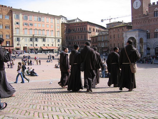 Munke p pladsen 'Il Campo', Siena.