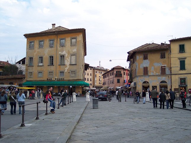 'Bar Duomo' til venstre i billedet, det ligger i fald-retningen overfor Det skve trn, Pisa.