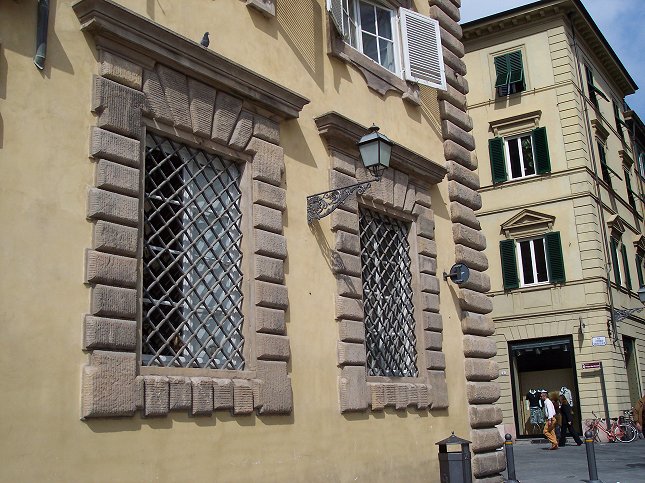 Nsten alle vinduer i stueetagen i husene i Lucca har gitter for vinduerne.
