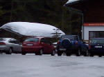 En masse sne p taget af et lille hus ved siden af souvenirbutikken samme sted
