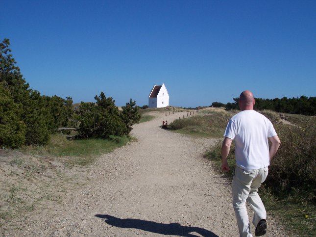 Ivrig kbenhavner p vej til Den tilsandede Kirke, Skagen - 15. maj 2005