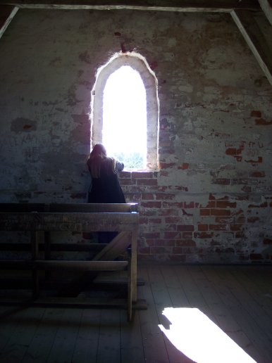 Hanne fotograferer fra trnet i Den tilsandede Kirke, Skagen - 15. maj 2005