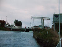 Sluser i Holland. Skiltet viser en fiskestang med en trsko, hvor man kan lgge penge